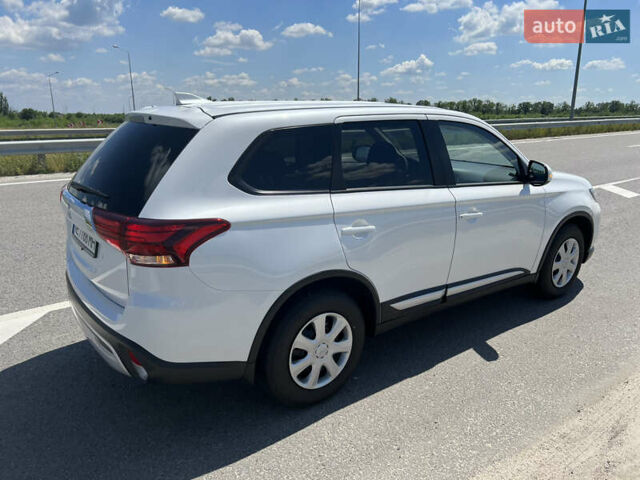 Белый Мицубиси Аутлендер, объемом двигателя 2 л и пробегом 9 тыс. км за 25000 $, фото 6 на Automoto.ua