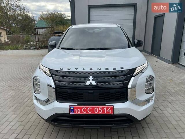 Белый Мицубиси Аутлендер, объемом двигателя 2.49 л и пробегом 45 тыс. км за 28500 $, фото 2 на Automoto.ua