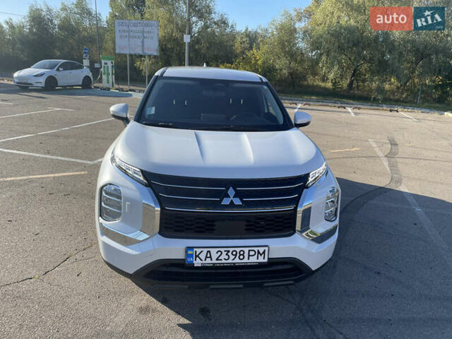 Белый Мицубиси Аутлендер, объемом двигателя 2.36 л и пробегом 33 тыс. км за 34600 $, фото 5 на Automoto.ua