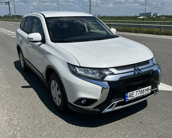 Белый Мицубиси Аутлендер, объемом двигателя 2 л и пробегом 9 тыс. км за 25000 $, фото 1 на Automoto.ua