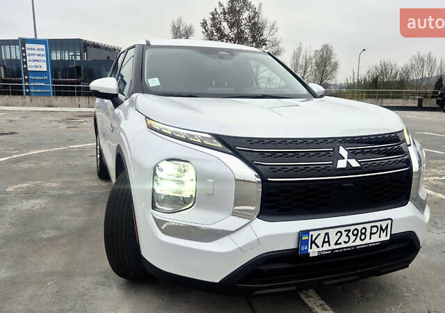 Белый Мицубиси Аутлендер, объемом двигателя 2.36 л и пробегом 33 тыс. км за 34600 $, фото 6 на Automoto.ua