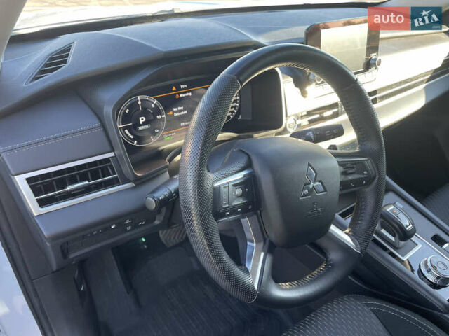 Белый Мицубиси Аутлендер, объемом двигателя 2.36 л и пробегом 33 тыс. км за 34600 $, фото 20 на Automoto.ua