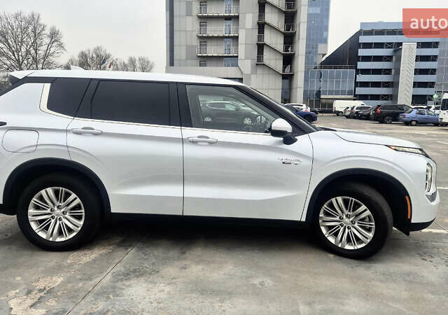 Белый Мицубиси Аутлендер, объемом двигателя 2.36 л и пробегом 33 тыс. км за 34600 $, фото 12 на Automoto.ua