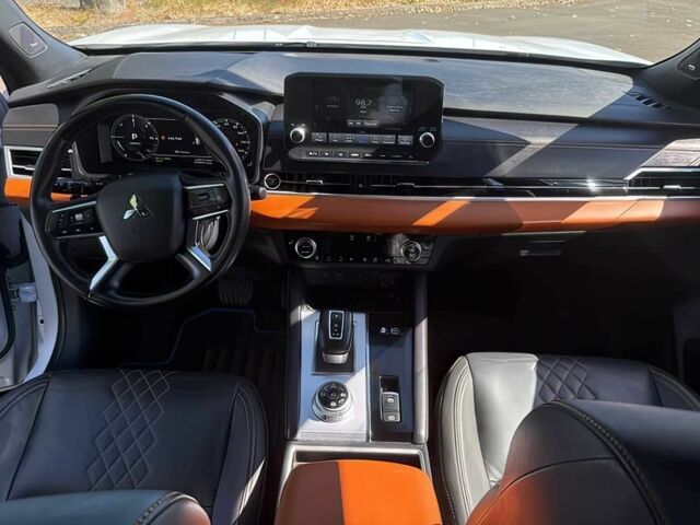 Белый Мицубиси Аутлендер, объемом двигателя 0 л и пробегом 24 тыс. км за 18500 $, фото 9 на Automoto.ua