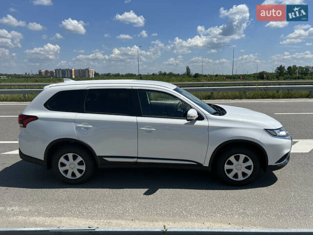 Белый Мицубиси Аутлендер, объемом двигателя 2 л и пробегом 9 тыс. км за 25000 $, фото 4 на Automoto.ua