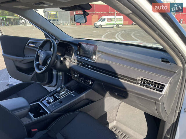 Белый Мицубиси Аутлендер, объемом двигателя 2.36 л и пробегом 33 тыс. км за 34600 $, фото 26 на Automoto.ua