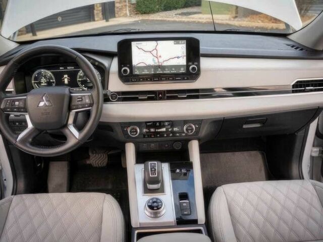 Белый Мицубиси Аутлендер, объемом двигателя 2.4 л и пробегом 30 тыс. км за 14000 $, фото 6 на Automoto.ua