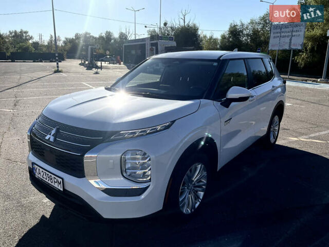 Белый Мицубиси Аутлендер, объемом двигателя 2.36 л и пробегом 33 тыс. км за 34600 $, фото 2 на Automoto.ua