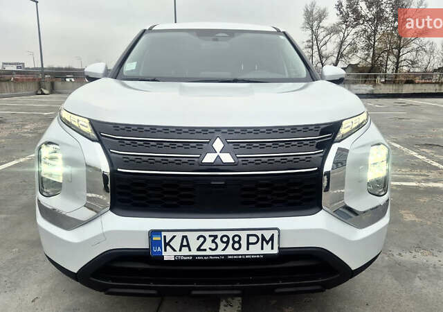 Белый Мицубиси Аутлендер, объемом двигателя 2.36 л и пробегом 33 тыс. км за 34600 $, фото 8 на Automoto.ua