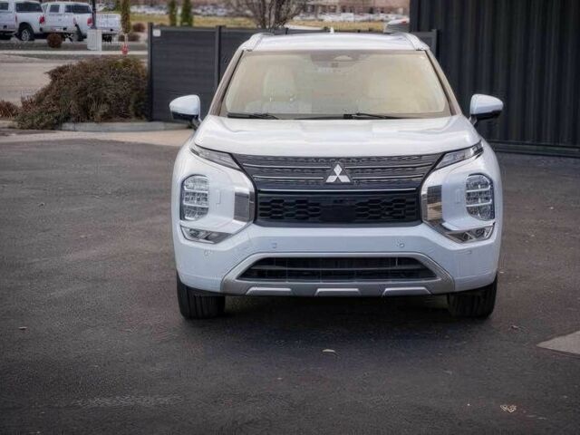 Белый Мицубиси Аутлендер, объемом двигателя 2.4 л и пробегом 30 тыс. км за 14000 $, фото 1 на Automoto.ua