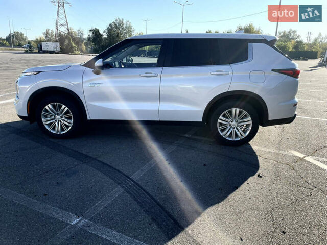 Белый Мицубиси Аутлендер, объемом двигателя 2.36 л и пробегом 33 тыс. км за 34600 $, фото 4 на Automoto.ua