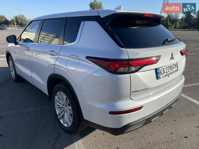 Белый Мицубиси Аутлендер, объемом двигателя 2.36 л и пробегом 33 тыс. км за 34600 $, фото 16 на Automoto.ua