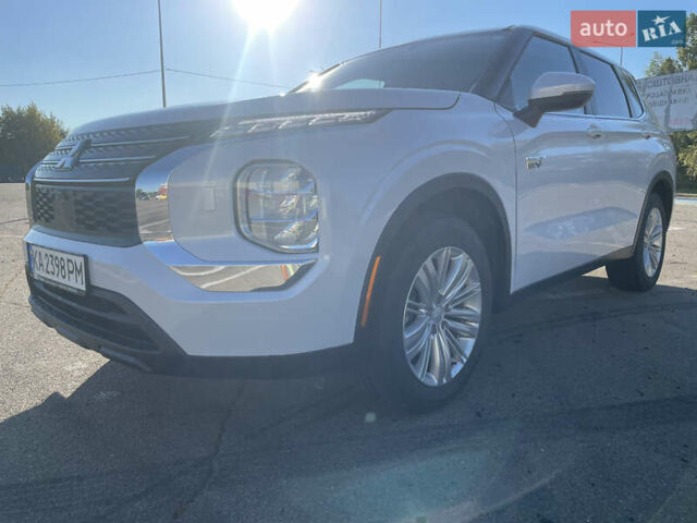 Белый Мицубиси Аутлендер, объемом двигателя 2.36 л и пробегом 33 тыс. км за 36500 $, фото 4 на Automoto.ua