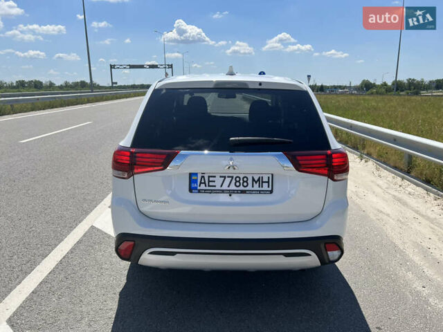 Белый Мицубиси Аутлендер, объемом двигателя 2 л и пробегом 9 тыс. км за 25000 $, фото 8 на Automoto.ua