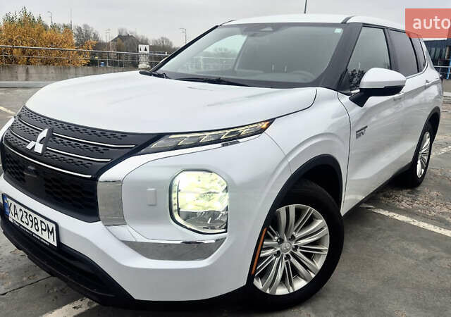 Белый Мицубиси Аутлендер, объемом двигателя 2.36 л и пробегом 33 тыс. км за 34600 $, фото 9 на Automoto.ua