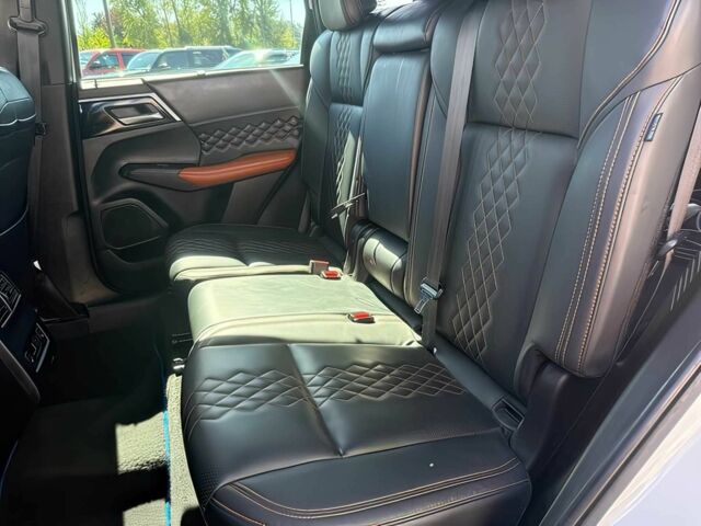 Белый Мицубиси Аутлендер, объемом двигателя 0 л и пробегом 24 тыс. км за 18500 $, фото 11 на Automoto.ua