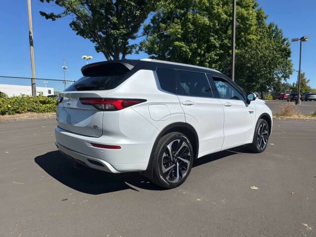 Белый Мицубиси Аутлендер, объемом двигателя 0 л и пробегом 24 тыс. км за 18500 $, фото 3 на Automoto.ua