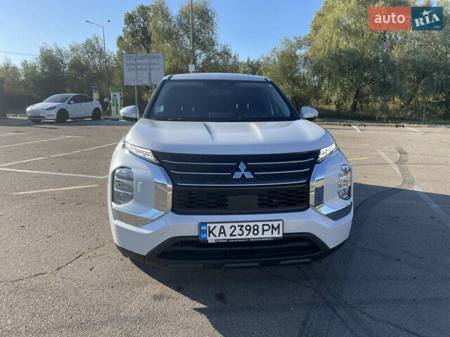 Белый Мицубиси Аутлендер, объемом двигателя 2.36 л и пробегом 33 тыс. км за 36500 $, фото 2 на Automoto.ua