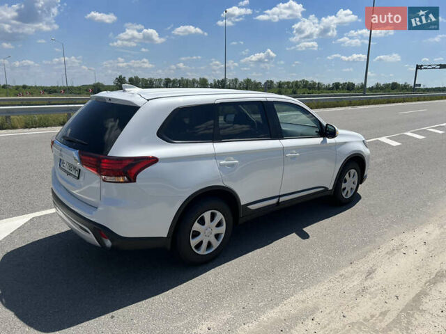 Белый Мицубиси Аутлендер, объемом двигателя 2 л и пробегом 9 тыс. км за 25000 $, фото 5 на Automoto.ua