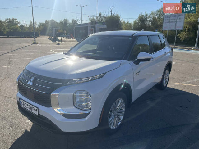 Белый Мицубиси Аутлендер, объемом двигателя 2.36 л и пробегом 33 тыс. км за 36500 $, фото 3 на Automoto.ua