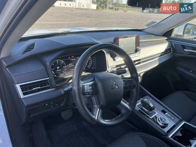 Белый Мицубиси Аутлендер, объемом двигателя 2.36 л и пробегом 33 тыс. км за 34600 $, фото 22 на Automoto.ua