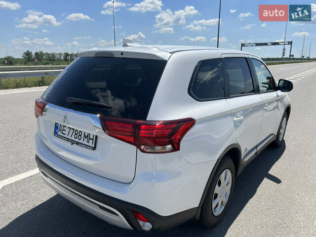 Белый Мицубиси Аутлендер, объемом двигателя 2 л и пробегом 9 тыс. км за 25000 $, фото 7 на Automoto.ua