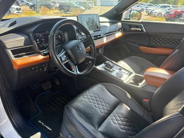 Белый Мицубиси Аутлендер, объемом двигателя 0 л и пробегом 24 тыс. км за 18500 $, фото 8 на Automoto.ua