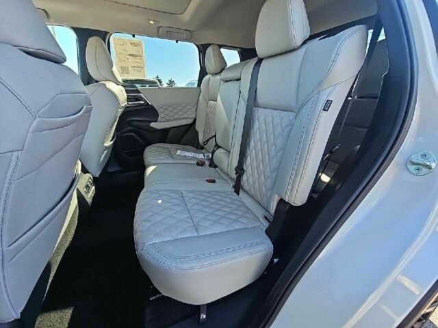 Белый Мицубиси Аутлендер, объемом двигателя 0 л и пробегом 48 тыс. км за 25300 $, фото 6 на Automoto.ua