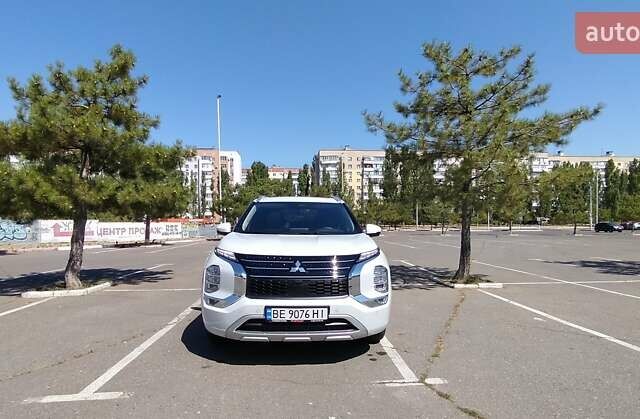 Мицубиси Аутлендер 2024 в Николаеве на Automoto.ua Белый Мицубиси Аутлендер, объемом двигателя 2.49 л и пробегом 7 тыс. км за 39800 $, фото 2 на Automoto.ua