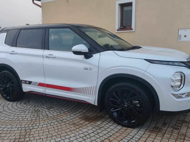 Белый Мицубиси Аутлендер, объемом двигателя 2.4 л и пробегом 20 тыс. км за 21000 $, фото 2 на Automoto.ua