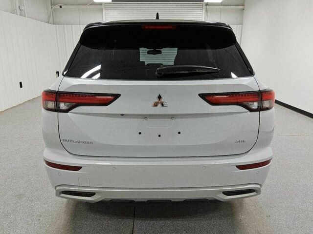 Белый Мицубиси Аутлендер, объемом двигателя 2.5 л и пробегом 12 тыс. км за 11000 $, фото 2 на Automoto.ua