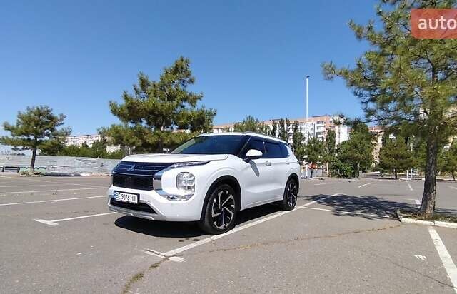 Мицубиси Аутлендер 2024 в Николаеве на Automoto.ua Белый Мицубиси Аутлендер, объемом двигателя 2.49 л и пробегом 7 тыс. км за 39800 $, фото 1 на Automoto.ua