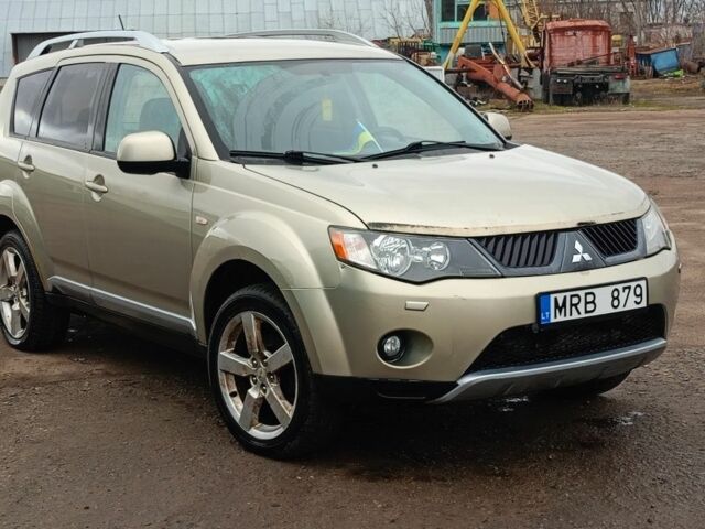 Бежевый Мицубиси Аутлендер, объемом двигателя 2 л и пробегом 320 тыс. км за 2800 $, фото 1 на Automoto.ua