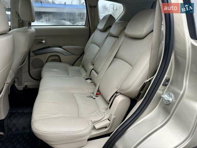 Бежевый Мицубиси Аутлендер, объемом двигателя 3 л и пробегом 210 тыс. км за 9000 $, фото 8 на Automoto.ua