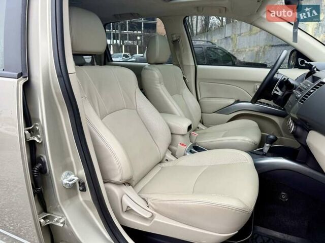 Бежевый Мицубиси Аутлендер, объемом двигателя 3 л и пробегом 210 тыс. км за 9000 $, фото 10 на Automoto.ua