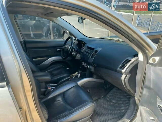 Бежевый Мицубиси Аутлендер, объемом двигателя 3 л и пробегом 358 тыс. км за 7900 $, фото 18 на Automoto.ua