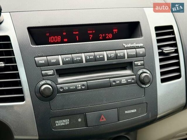 Бежевый Мицубиси Аутлендер, объемом двигателя 3 л и пробегом 210 тыс. км за 9000 $, фото 16 на Automoto.ua