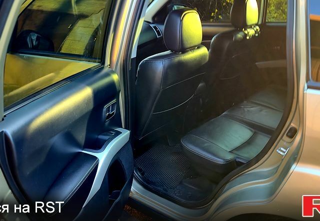 Бежевий Міцубісі Аутлендер, об'ємом двигуна 3 л та пробігом 295 тис. км за 9600 $, фото 7 на Automoto.ua