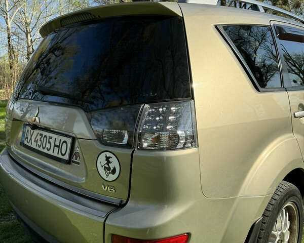 Бежевый Мицубиси Аутлендер, объемом двигателя 3 л и пробегом 150 тыс. км за 10000 $, фото 7 на Automoto.ua