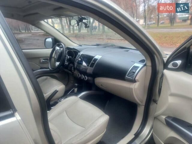 Бежевий Міцубісі Аутлендер, об'ємом двигуна 3 л та пробігом 245 тис. км за 8600 $, фото 10 на Automoto.ua