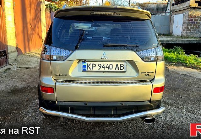 Бежевий Міцубісі Аутлендер, об'ємом двигуна 3 л та пробігом 295 тис. км за 9600 $, фото 3 на Automoto.ua