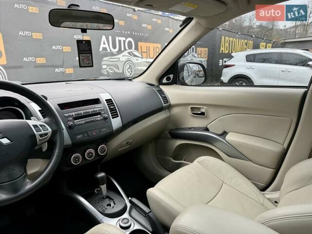 Бежевый Мицубиси Аутлендер, объемом двигателя 3 л и пробегом 210 тыс. км за 9000 $, фото 12 на Automoto.ua