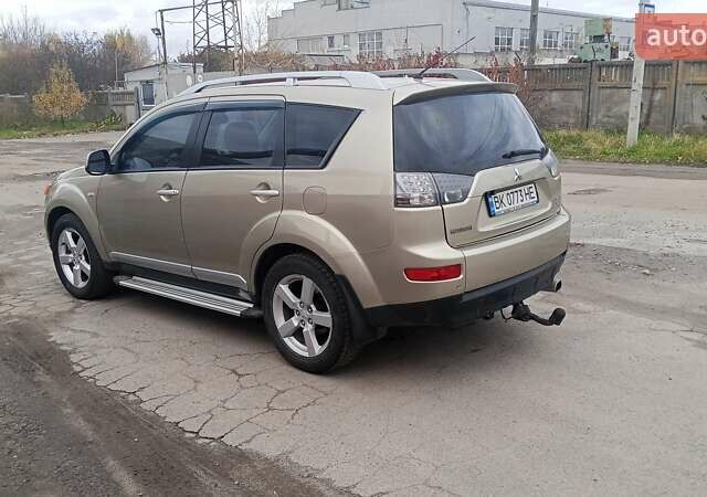 Бежевий Міцубісі Аутлендер, об'ємом двигуна 2.36 л та пробігом 282 тис. км за 7800 $, фото 3 на Automoto.ua