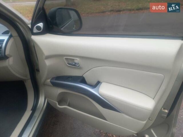 Бежевий Міцубісі Аутлендер, об'ємом двигуна 3 л та пробігом 245 тис. км за 8600 $, фото 13 на Automoto.ua