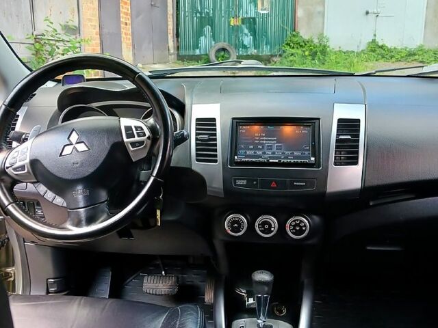 Бежевый Мицубиси Аутлендер, объемом двигателя 2.4 л и пробегом 204 тыс. км за 8500 $, фото 1 на Automoto.ua