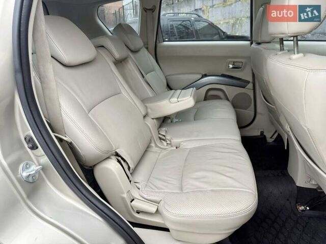 Бежевый Мицубиси Аутлендер, объемом двигателя 3 л и пробегом 210 тыс. км за 9000 $, фото 9 на Automoto.ua