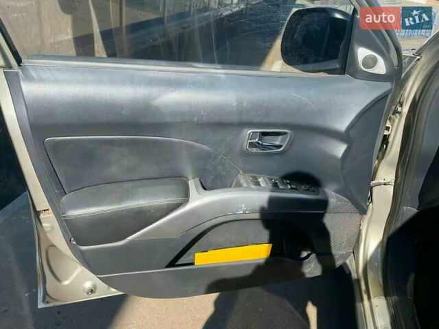 Бежевый Мицубиси Аутлендер, объемом двигателя 3 л и пробегом 358 тыс. км за 7900 $, фото 10 на Automoto.ua