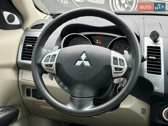 Бежевый Мицубиси Аутлендер, объемом двигателя 3 л и пробегом 210 тыс. км за 9000 $, фото 14 на Automoto.ua