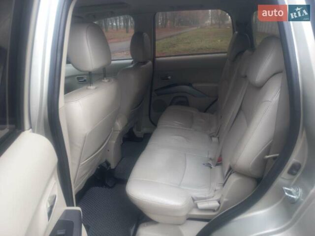 Бежевий Міцубісі Аутлендер, об'ємом двигуна 3 л та пробігом 245 тис. км за 8600 $, фото 11 на Automoto.ua