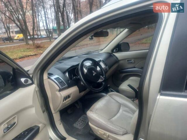 Бежевий Міцубісі Аутлендер, об'ємом двигуна 3 л та пробігом 245 тис. км за 8600 $, фото 9 на Automoto.ua